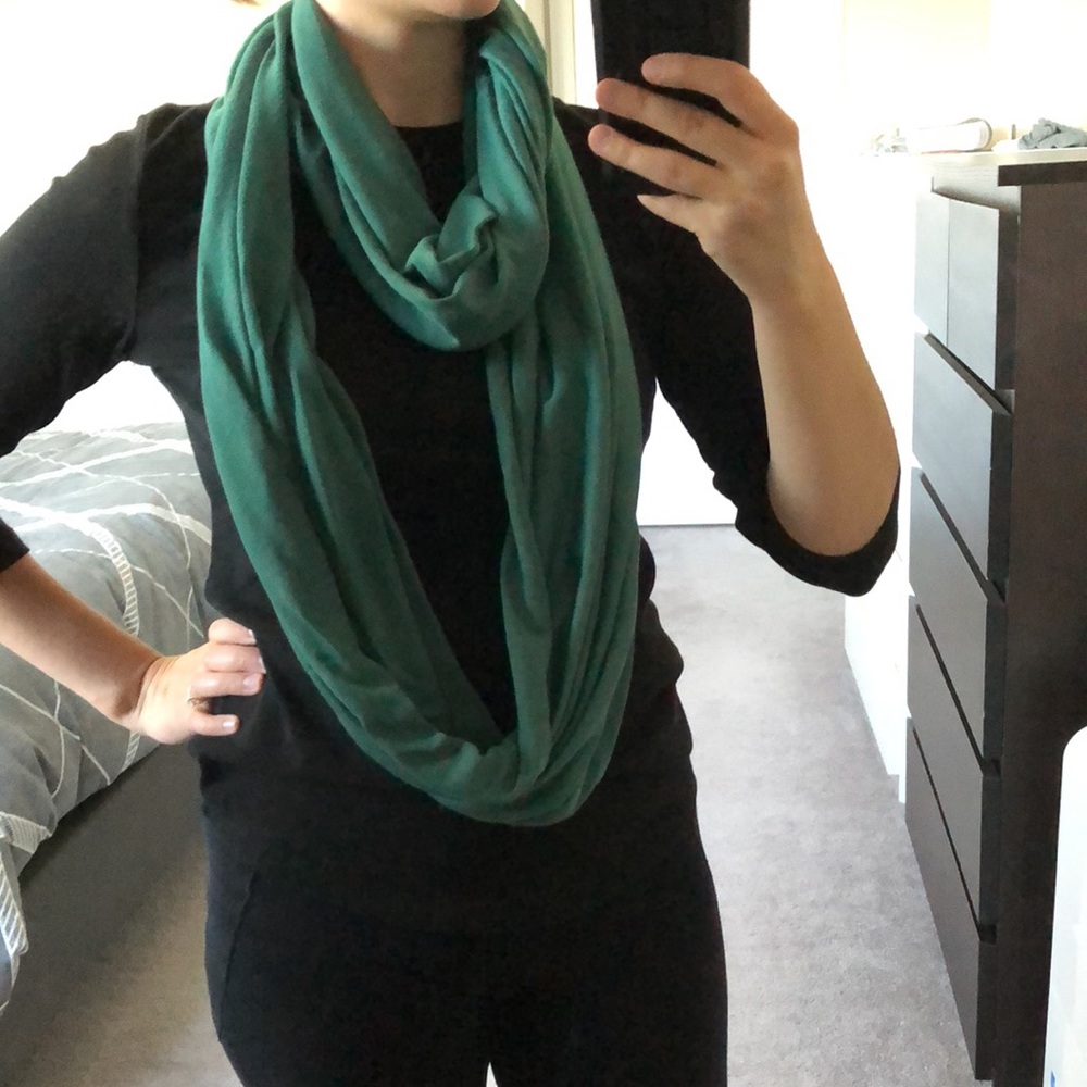 ⭐️ Free Add-On ⭐️ Green Infinity Scarf - Picture 2 of 4